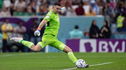 Dibu Martínez, goleiro da Argentina, cobra tiro de meta em partida da Copa do Mundo de 2022