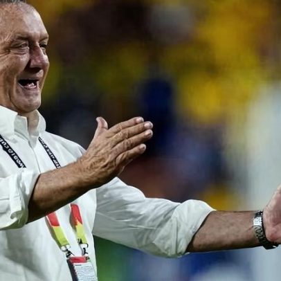 Técnico de Curaçao celebra 1º ponto na Copa, emocionado