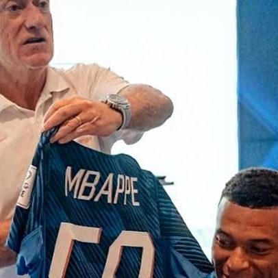 Mbappé é homenageado pela seleção francesa por recorde de gols