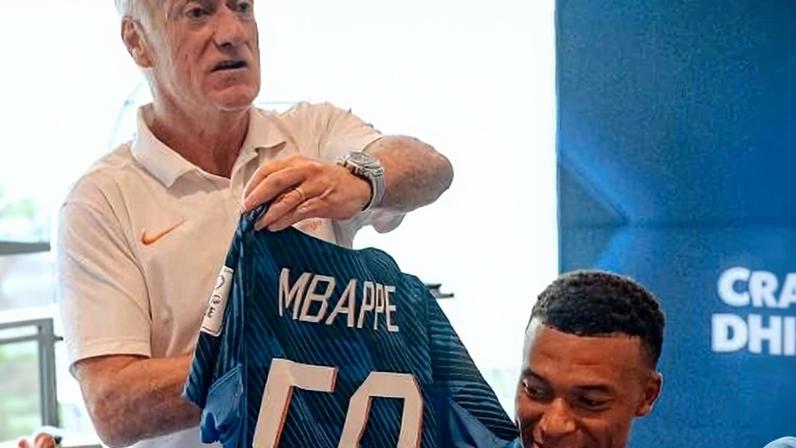 Didier Deschamps entrega camisa em homenagem a Mbappé na concentração francesa durante a Copa do Mundo