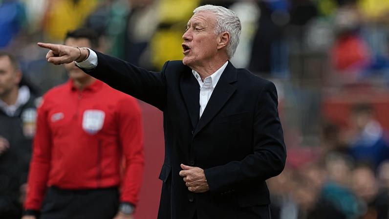 Didier Deschamps durante a vitória da França sobre o Brasil