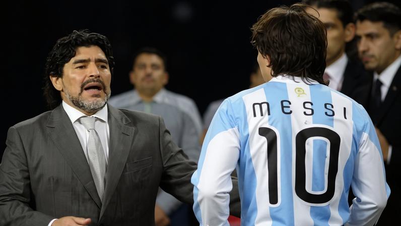 Diego Maradona consola Lionel Messi na Copa de 2010