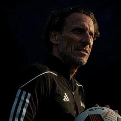 Diego Forlán se coloca à disposição para dirigir a seleção uruguaia