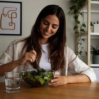 Dieta low carb pode acelerar emagrecimento; benefícios e cuidados