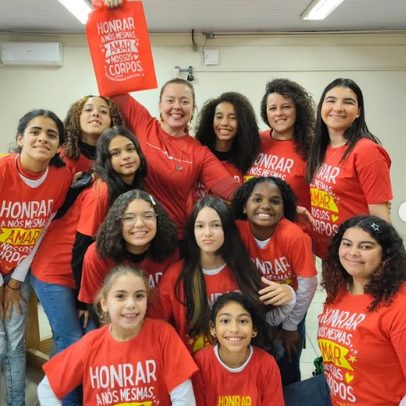 Adolescentes criam kits para reduzir pobreza menstrual em comunidades