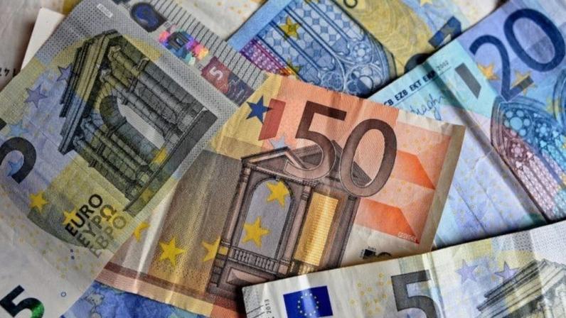 Portugal teve taxa de 3,1%; Romênia liderou a UE, com 9,7%, enquanto a Suécia apresentou o menor resultado, de 1,1%; na imagem, notas de euro