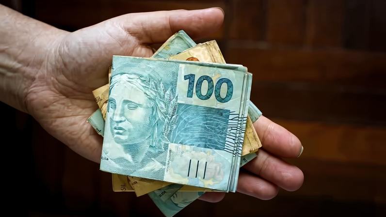 Brasileiro trabalha cinco meses do ano para pagar imposto em 2026