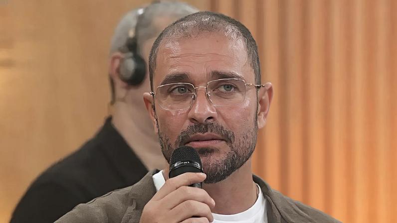 Diogo Nogueira revela detalhes da doença que afetou sua voz e do uso de aparelho para conseguir cantar