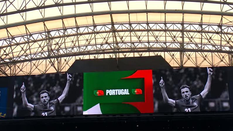 Diogo Jota é homenageado em telão — Foto: Reprodução