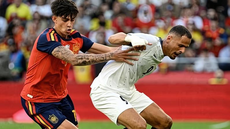 Disputa de bola em Espanha x Iraque, em amistoso pré-Copa do Mundo