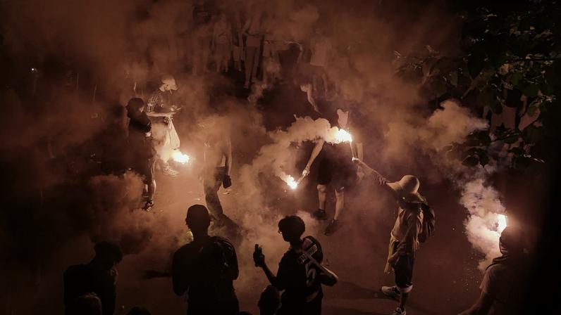 Centenas de pessoas foram presas após distúrbios em Paris, durante comemorações pelo título do PSG na Liga dos Campeões. (Foto: Valentina Camu/EFE)