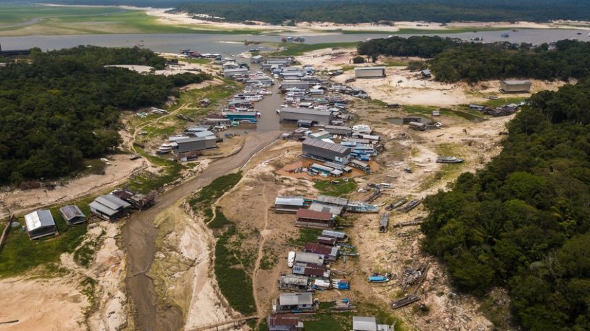 Seca na Amazônia: dezenas de barcos encalhados em marina na cidade de Manaus em 2023.