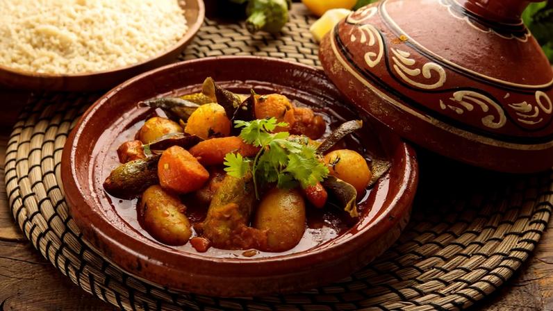 Prato de cuscuz marroquino com legumes e carne