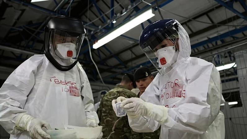 Médicos e enfermeiros treinam com equipamentos de segurança contra o ebola