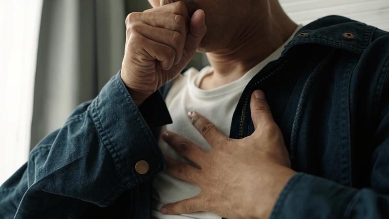 Um jovem asiático sofria de fortes dores no peito devido a uma doença crônica. Metrópoles - gripe