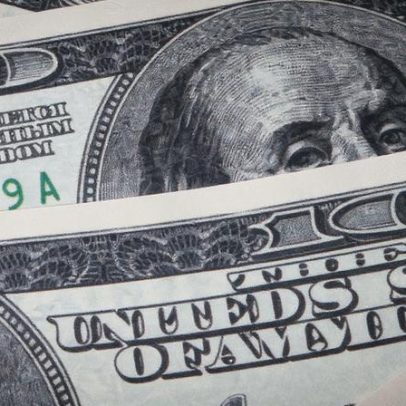 Dólar permanece estável enquanto mercados olham guerra e juros