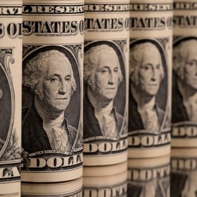 Dólar fica estável à espera de decisões de juros no Brasil e EUA