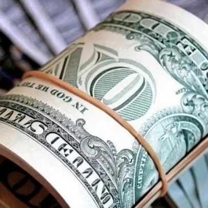 Dólar cai para R$ 5,15 com revisão negativa de IPCA e juros