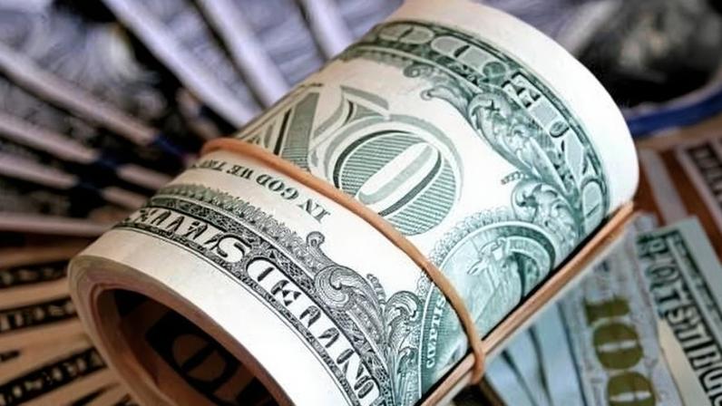 Dólar tem primeira sessão da semana influenciado pela revisão para cima das projeções de mercado para a inflação oficial do país e para a taxa básica de juros Selic