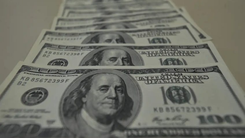 Na imagem, notas de dólar