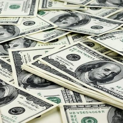 Dólar cai para 5,00; Ibovespa sobe mais de 1% apesar de tarifa