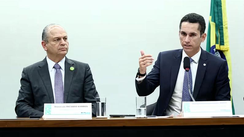 Deputado Domingos Neto (à dir.) é eleito eleito presidente da Comissão Mista de Orçamento (CMO) — Foto: Vinicius Loures/Câmara dos Deputados