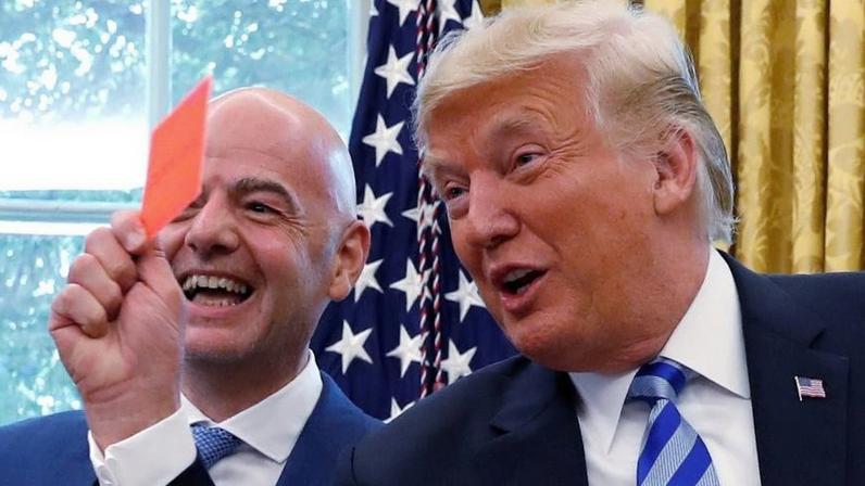 Donald Trump mostra o cartão vermelho que recebeu de Gianni Infantino, presidente da Fifa