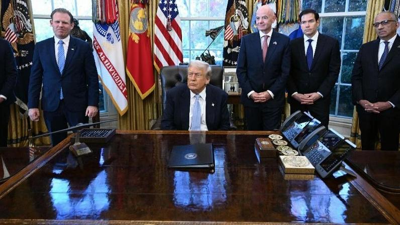 Donald Trump, presidente dos Estados Unidos, concede entrevista ao lado de Gianni Infantino, presidente da Fifa, para falar sobre a Copa do Mundo 2026