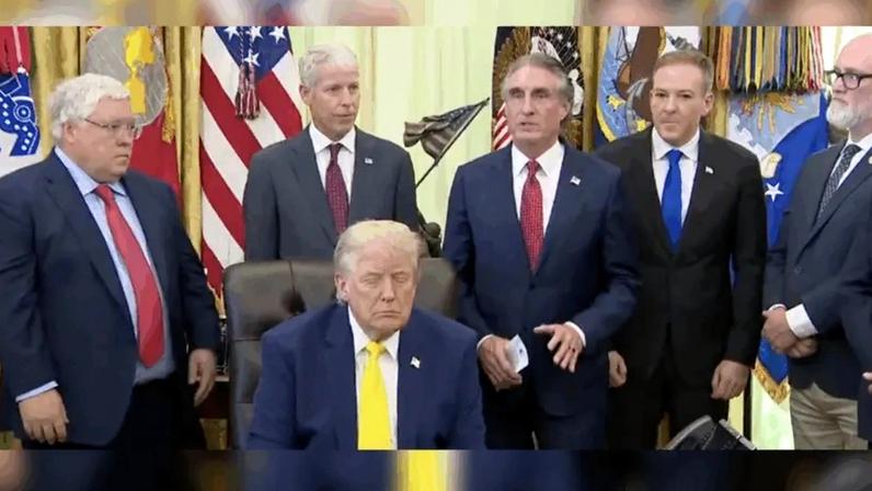 Trump é visto cochilando durante reunião na Casa Branca