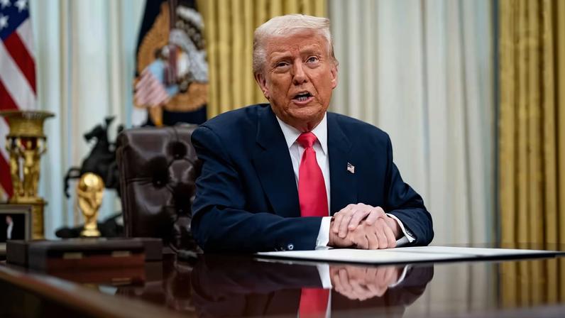 O presidente dos EUA, Donald Trump, assina ordem executiva no Salão Oval — Foto: Al Drago/Bloomberg