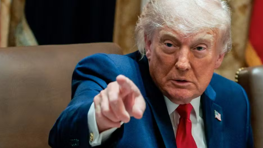 Donald Trump em seu gabinete em Washington