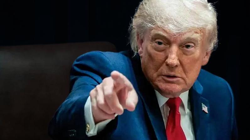 Donald Trump em seu gabinete em Washington