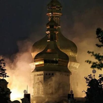 Catedral da Dormição em Kyiv atingida; pintura vandalizada em Houston