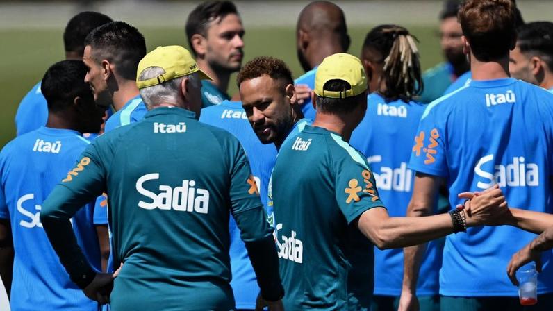 Ancelotti e Neymar durante treino da Seleção Brasileiro (Foto: MAURO PIMENTEL / AFP)