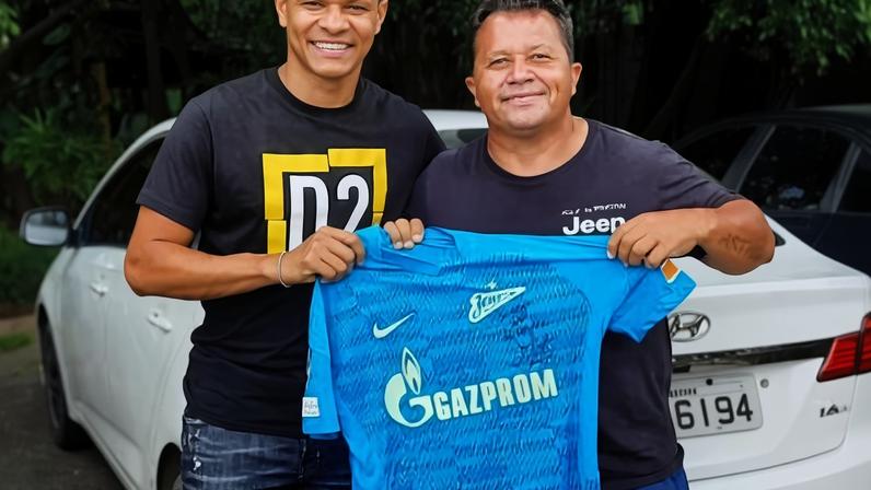 Douglas Santos presenteia Kuki com camisa do Zenit: ídolo do Náutico foi seu guru no início da carreira