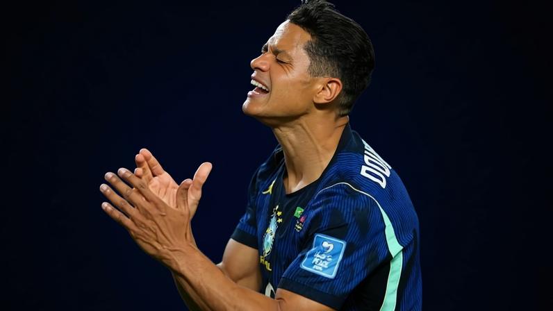 Douglas Santos se lamenta durante Brasil x Haiti, confronto da Copa do Mundo