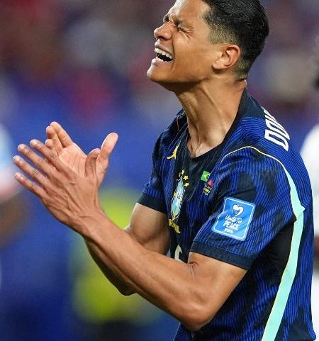 Douglas Santos se lamenta durante Brasil x Haiti, confronto da Copa do Mundo