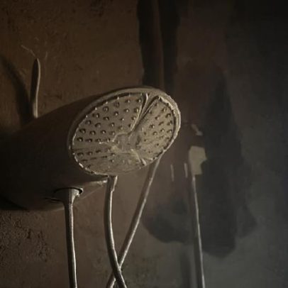 Chuveiro gera sauna no banheiro e vídeo viraliza; saiba evitar acidentes