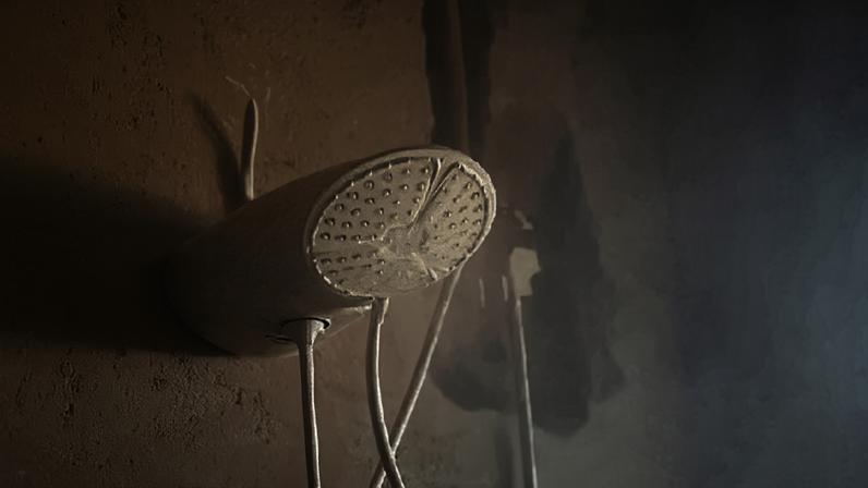 Vídeo de Chuveiro elétrico superaquecendo em banheiro viraliza nas redes sociais — Foto: Reprodução/Internet