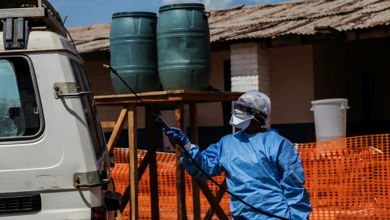 Um profissional de saúde desinfeta uma ambulância no centro de tratamento de Mongbwalu que transportou um paciente com suspeita de ebola em Mongbwalu, no Congo, na sexta-feira, 5 de junho de 2026 — Foto: AP/Moses Sawasawa