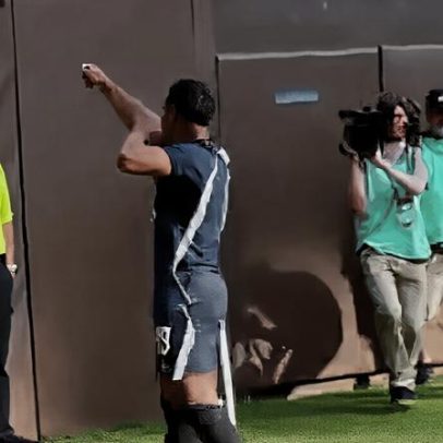 Fotógrafo leva tombo ao tentar fotografar Endrick após gol pela Seleção Brasileira