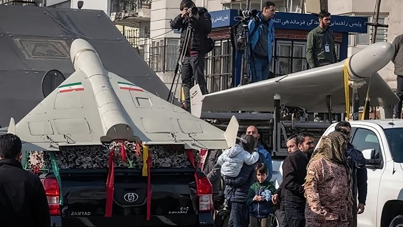 Drones de fabricação iraniana Shahed-136 são fotografados durante uma manifestação militar no centro de Teerã, Irã, em 10 de janeiro de 2025