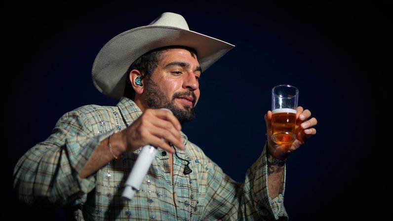 Entre dancinhas e "gelas", Nattan fez um show de quase duas horas no Ribeirão Rodeo Music 2026 — Foto: Érico Andrade/g1