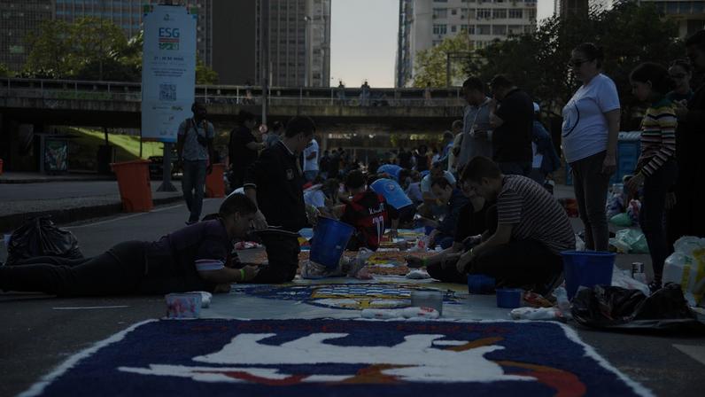 Fiéis confeccionam os tradicionais tapetes de Corpus Christi no centro do Rio. Foto: Tomaz Silva/Agência Brasil