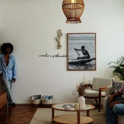 Sala de apartamento ganha personalidade com texturas, arte e plantas