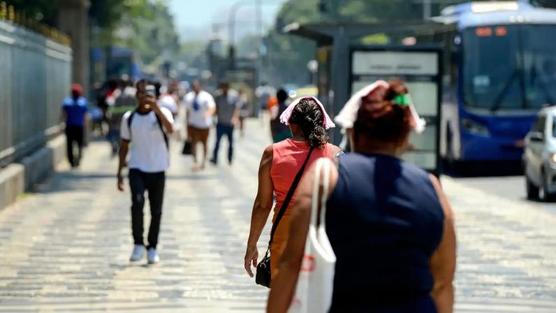População enfrentou forte onda de calor no Rio de Janeiro em 2024. Foto: Tomaz Silva/Agência Brasil