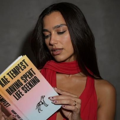 Dua Lipa inaugura biblioteca em Portugal com curadoria de obras censuradas