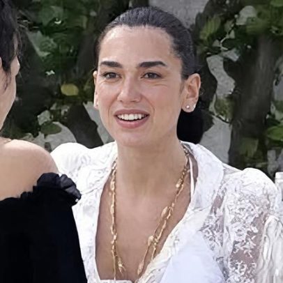 Dua Lipa usa look praiano transparente em casamento na Itália