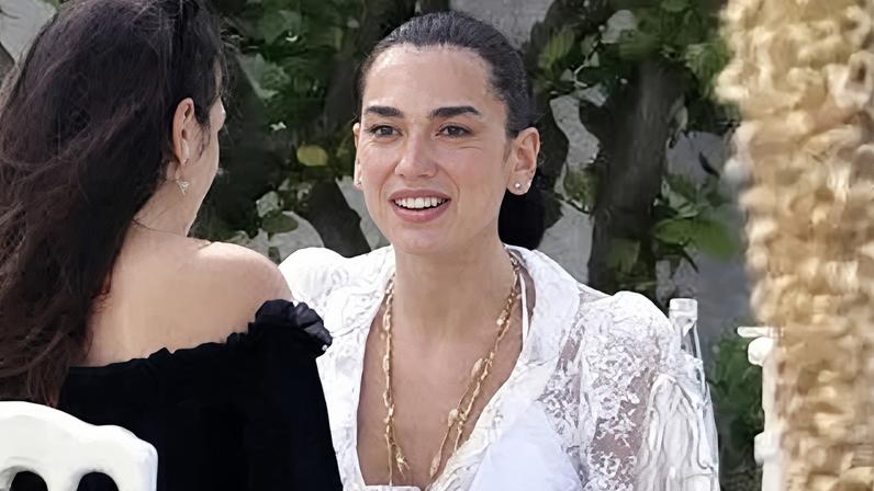 Dua Lipa em um dos eventos durante os três dias de casamento na Itália