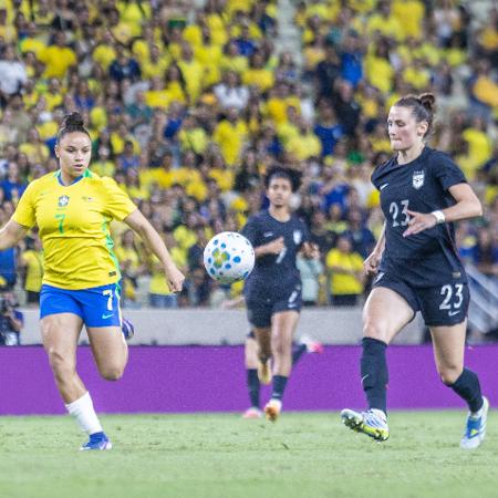 Dudinha, jogadora da seleção brasileira feminina, durante amistoso contra a seleção feminina dos EUA